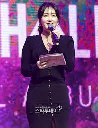 신아영 아나운서가 대기를 하고 있다. ì¶•êµ¬ ì—¬ì‹  ì‹ ì•„ì˜ ì•„ë‚˜ ëŒ€í•œì¶•êµ¬í˜'íšŒ ì´ì‚¬ëë‹¤ ìŠ¤íƒ€íˆ¬ë°ì´