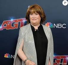Susan boyle, who rose to fame on britain's got talent, has spoken candidly about her time in the spotlight and made a published: Susan Boyle Transformee Et Radieuse 10 Ans Apres Britain S Got Talent Purepeople
