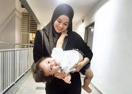 Begitu pengakuan emma maembong yang mengesahkan hubungan cinta dengan kamal adli yang sebelum ini kecoh retak menanti belah akibat campur tangan orang ketiga, sudah berakhir. Biodata Emma Maembong Artis Malaysia Awek Kamal Adli