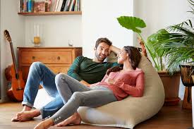 Ein superbequemes sofa, das genügend platz für drei leute bietet. Erste Eigene Wohnung Checkliste Zum Einrichten