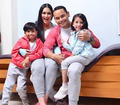 Nora berkahwin dengan toh muda rizal ashram ramli, anak sulung bekas speaker parlimen malaysia tan sri ramli ngah talib, pada 20 jun 2006 dan bercerai pada awal julai 2008. Terfikir Macam Mana Jejai Boleh Sentiasa Ada Dengan Diorang Dalam Setiap Majlis Netizen Berita Kopak