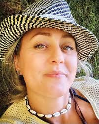 Meet Robin Frey from Wonder Moss, biophilic design enthusiast! After a  career shift, she found healing in the forest and turned her love of nature  into handcrafted moss art 🌱 Now she's