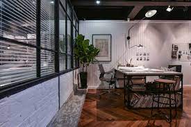 Не растерявший таланта и харизмы ветеран эстрады. The Roof Lifestyle Concept Studio The Roof Studio