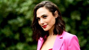The official website of gal gadot. Gal Gadot Reveals Why Wonder Woman Doesn T Wear Red Lipstick In 1984 Interview Allure