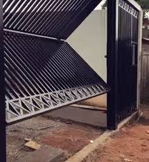 Kedua masalah ini dapat diatasi dengan menggunakan pagar lipat. 8 Contoh Desain Pagar Lipat Minimalis Bikin Carport Jadi Luas Rumah123 Com