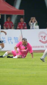 73岁曾志伟踢波突然摔倒跪地仅一分钟被迫离场吓呆三哥谭咏麟