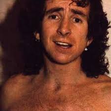 Hvorfor brukte Bon Scott øreringer i begge ørene? : r/ACDC