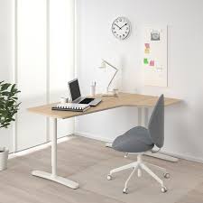 Atas meja, selepas digunakan fail dan item perlu disimpan semula ke tempat asal. Bekant Meja Penjuru Kanan Ikea