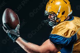 Sie stürzen sich mit dem kopf voran in muskelbepackte wände aus gegenspielern. American Football Spieler Mit Geschnurtem Ball In Der Hand Foto Vorratig Crushpixel