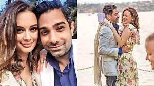 Evelyn sharma is one of the most popular actress. It S Official Evelyn Sharma And Boyfriend Tushaan Bhindi Seal Their Relationship With A Kiss Hindi Movie News Bollywood Times Of India