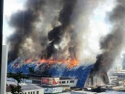 Un incendio de grandes dimensiones es combatido por varias dotaciones de bomberos en el hospital san borja arriarán en santiago de chile , uno de los centros asistenciales más importantes de la. Incendio Consume Mercado Central De Concepcion Nacional 24horas