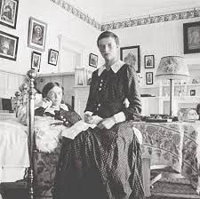 Olga And Tatiana 1913 In Their Bedroom At Alexander Palace Tatiana Had Typhoid Fever That Year While At Winter Palace And Her Hair Wa Romanov Sisters Imperial Russia House Of Romanov