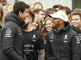 Gefilmt wurden die kurze sequenz im haus von wolff in england. Die Hintergrunde So Kamen Hamilton Und Wolff Zu Mercedes Formel1 De F1 News