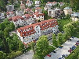 Rozkládá se v údolí, jehož nadmořská výška je minimálně 250 m n. Royal Spa
