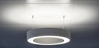 Indem es warm, diffus und natürlich entblendet ist. Licht Und Decken Fural Perfekte Metalldecken