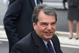 Renato brunetta è un politico e parlamentare italiano facente parte del partito forza italia. K8hk Olxc X0um