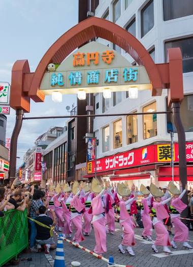 高円寺阿波おどりで踊る連