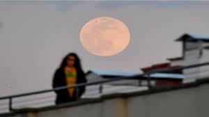 شهد العالم اليوم الخميس، ظاهرة اكتمال القمر العملاق super moon، حيث ظهر القمر كاملا سماء الخميس، فى عدد من الدول، وينير مصر. Ø¨Ø§Ù„ØµÙˆØ± Ù‚Ù…Ø± Ø£Ø¨Ø±ÙŠÙ„ Ø§Ù„Ø¹Ù…Ù„Ø§Ù‚ Ø§Ù„ÙˆØ±Ø¯ÙŠ Ø£Ø®Ø¨Ø§Ø± Ø§Ù„Ù…ÙˆÙ‚Ø¹ Ù…ØªØ§Ø¨Ø¹Ø§Øª Ø§Ù„Ø¥Ù…Ø§Ø±Ø§Øª Ø§Ù„ÙŠÙˆÙ…