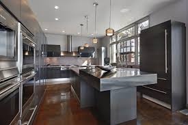 Le blanc éclatant et le gris souris se conjuguent à merveille pour structurer le reste de l'espace, teintant l'atmosphère d'un classicisme intemporel. Cuisine Grise La Cuisine Tendance En 40 Modeles Gris Clair Anthracite