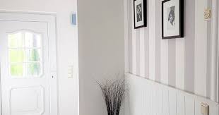 landhausstil wand umgestalten mit paneelen und fototapete pretty you landhaus tapete landhausstil tapeten wohnzimmer