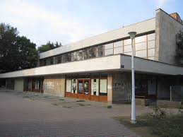 Cinema, food court, good array of shops and a not bad supermarket attatched also. Mai RezervaÅ£i BÄieÅ£i Ce Se IntamplÄ Cu Cinematograful Dacia DupÄ Ce A Intrat In Proprietatea MunicipalitÄÅ£ii 2mnews