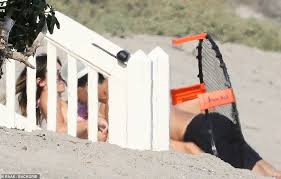 Devin booker scored 47 points during thursday's playoff game, while girlfriend kendall jenner cheered him on from the stands by ally mauch june 04, 2021 01:56 pm Kendall Jenner Sizzles In Skimpy Bikini On Romantic Beach Date With Her New Beau Devin Booker Daily Mail Online