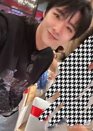 劉宇寧你要哭死我啊😭😭😭😭😭 鏡頭一拉近你唱第一句直接夢回一念關山“寧遠舟”！！  我們大家都猜對了你一定選了結局那套戰服上來，還化了戰損妝！！！ 寧遠舟從地獄回來給我們唱“奉上”了😭😭😭😭  真的太愛太愛你了，這才是一個對角色付出所有的真男人啊！唱到中間看到你眼 ...