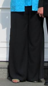 Ab dem oberschenkel ist die marlene hose sehr weit. Marlenehose Oder Rockhose Hier Bekommst Du Sie In Grossen Grossen Xxl Mode Tipps