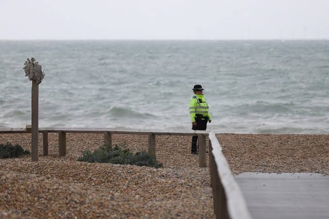 Bãi biển đá cuội đặc trưng tại Brighton, do AI tạo