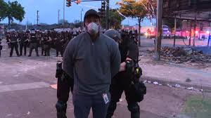 Cnn made its name during the first gulf war. Cnn Crew Released From Police Custody After They Were Arrested Live On Air In Minneapolis Cnn