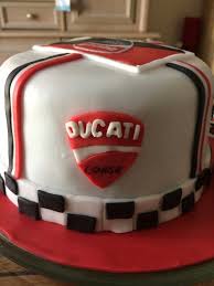 Gateau D Anniversaire Sur Le Theme Des Motos De Marque Ducati Gateau Anniversaire Gateau Pate A Sucre
