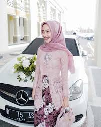 12 Ide Kebaya Kutu Baru Berbahan Brokat Untuk Bridesmaid Glamor Tapi Effortless