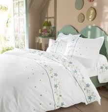 Avec un style uni ou fantaisie, vous trouverez la housse de couette qui vous permettra de personnaliser votre lit. 110 Meilleures Idees Sur Ensembles De Literie Ensembles De Literie Draps De Lit Parure De Lit