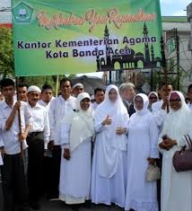 While estimates vary, over 170,000 people were killed by tsunami in aceh and about 500,000 were left homeless. Kanwil Kementerian Agama Provinsi Aceh Seuramo