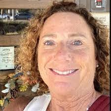 Liz Dinardo's Instagram, Twitter & Facebook