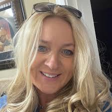 W Konsulacie Generalnym RP w Chicago odbyła się w poniedziałek 3 maja  ceremonia wręczenia odznaczeń państwowych dla polonijnych  nauczycieli.„Mądry nauczyciel to rzeźbiarz umysłu ”-słowa pani Konsul  podczas wręczania odznak.Medal Komisji Edukacji Narodowej