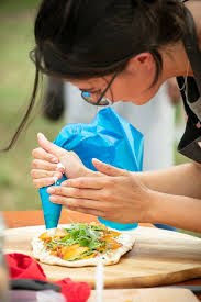 Lag ik na een lange dag modeshows gestrekt op mijn hotelbed, de ipad afgestemd op max gemist, kwam er een melding dat heel holland bakt niet in parijs gekeken. Amersfoortse Anna Yilmaz 28 In Heel Holland Bakt Amersfoort Ad Nl