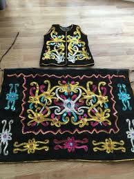 Pakaian yang lazim dilihat pada orang ulu menggunakan pelbagai corak dan motif, dan menggunakan kain tenunan tangan, kain kulit pokok. Baju Tradisi Orang Ulu Corak Orang Ulu Collection Facebook