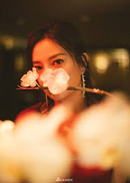 Vừa bị chê tăng cân, béo phì, Triệu Vy tung loạt ảnh mới khác một trời một  vực