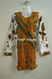 Pada kolom caption, sang pemilik akun menuliskan bahwa ibundanya membuat baju untuknya dari kain sarung mendiang sang ayah tepat di hari ke 100 sang ayah meninggal dunia. Nash Fesyen Baju Kain Batik Sarung