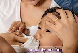Dudukkan bayi di pangkuan anda dengan membiarkan bayi bersandar kehadapan dengan sebahagian besar berat badannya sedang berehat di tapak tangan anda. Lendir Muntah Bayi Penyebab Pencegahan Bila Perlu Bimbang Bayi 2021