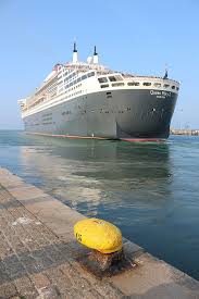 Le Queen Mary 2 En Escale A Cherbourg Cunard Ships Luxury Cruise Ship Passenger Ship