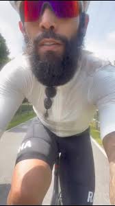 Aguantando esto dos leones de el pedal