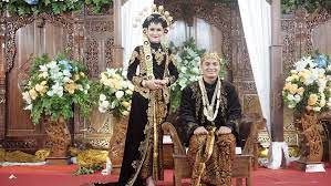 Pakaian tersebut terispirasi dari busana putri di masa kerajaan sunda zaman dulu. 7 Macam Busana Calon Pengantin Wanita Dalam Adat Jawa Blog Tiga Dara