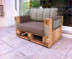 Il segno distintivo di aspen, sono i piedini di sostegno inclinati verso l'esterno e sfasati. Realizzare Un Divano Con I Pallet Foto Design Mag