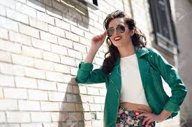 Cherche des lunettes de soleil aviator homme et femme fine monture grise en métal fashion modèle morz silver proposé par spirit of sun, lunettes soleil miroir argent pas cher monture tendance et légère, protection catégorie 3 uv ce. Galet Tuteur Facile A Comprendre Femme Avec Lunettes De Soleil Aviateur Capbretontriathlon Com