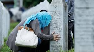 Z alb a fotek na rajčeti nebo i z disku počítače si můžete snadno a rychle vytvořit různé fotodárky pro sebe nebo své přátele. Srebrenica Sisa Korban Srebrenica Dimakamkan 26 Tahun Usai Genosida