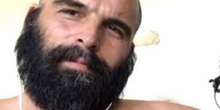 Mehmet akif alakurt 2001 yılında yarışmasını kazanmış ve türkiye'yi uluslararası alanda temsil etmeye hak kazanmıştır. He Often Cursed His Followers And This Time Mehmet Akif Alakurt Threatened Him With Death