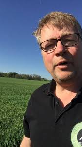 Was ist los auf dem Feld? Aktion #Feldauflauf, die 3. Mitten in der  aufgelaufenen Gerste muss Landwirt Christian Waldeck Weltbester Weizen