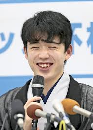 He is the current holder of the kisei and ōi titles. è—¤äº•æ–°æ£‹è– åˆæˆ´å†  ã¨æ›¸ã‹ã‚ŒãŸè‰²ç´™ã‚'æ‰‹ã«ç™»å ´ ã•ã‚‰ãªã‚‹æ´»èºã‚' å›²ç¢ å°†æ£‹ ãƒ‹ãƒ¥ãƒ¼ã‚¹ èª­å£²æ–°èžã‚ªãƒ³ãƒ©ã‚¤ãƒ³